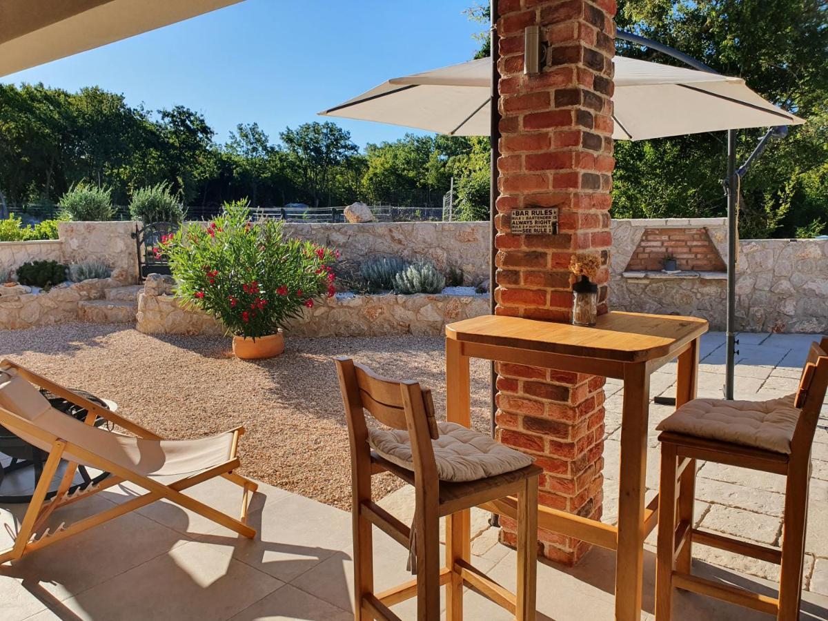 Villa Alara - Charming Villa With Heated Swimming Pool Milohnici Luaran gambar