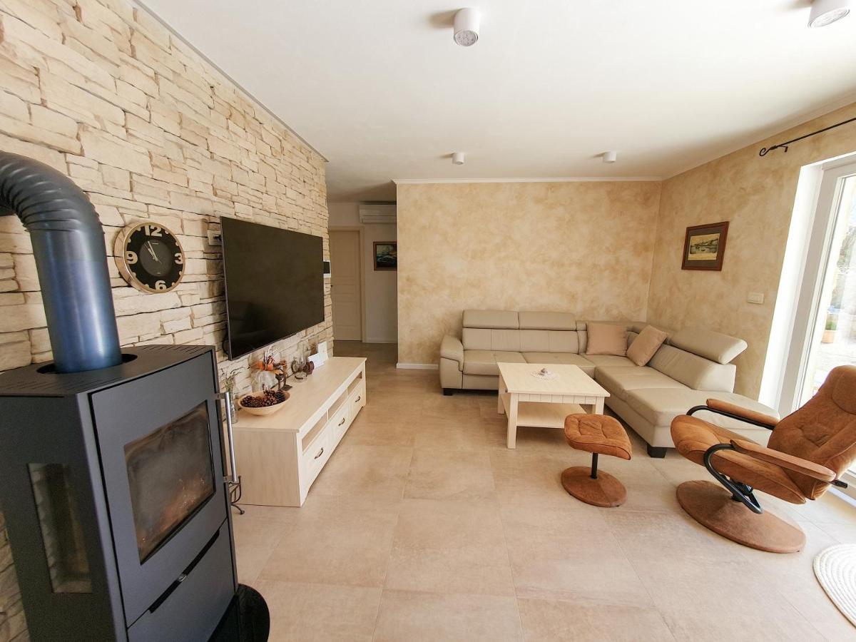 Villa Alara - Charming Villa With Heated Swimming Pool Milohnici Luaran gambar