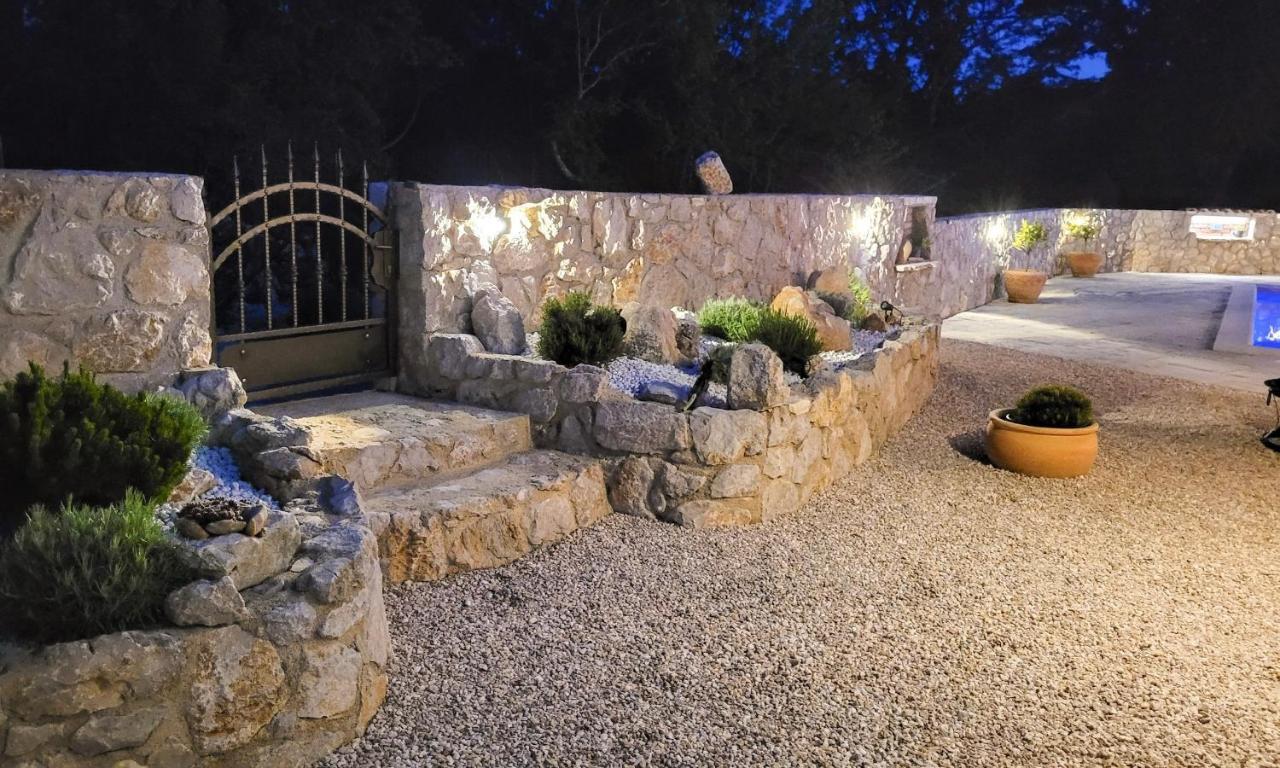 Villa Alara - Charming Villa With Heated Swimming Pool Milohnici Luaran gambar