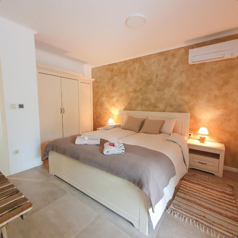 Villa Alara - Charming Villa With Heated Swimming Pool Milohnici Luaran gambar