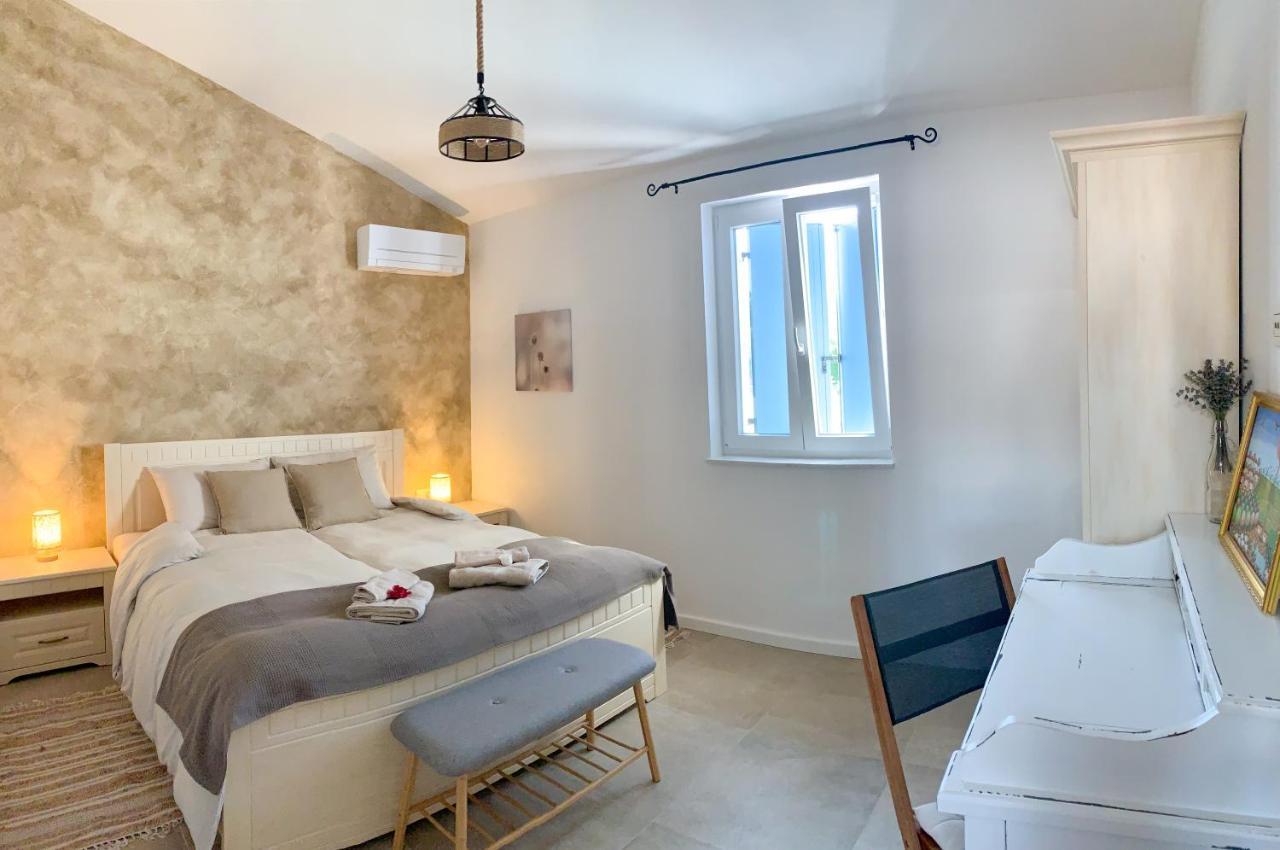 Villa Alara - Charming Villa With Heated Swimming Pool Milohnici Luaran gambar