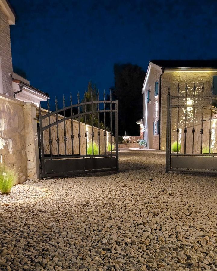 Villa Alara - Charming Villa With Heated Swimming Pool Milohnici Luaran gambar